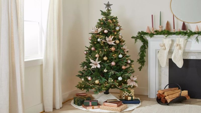 How to Decorate a Christmas Tree in 3 Easy Steps